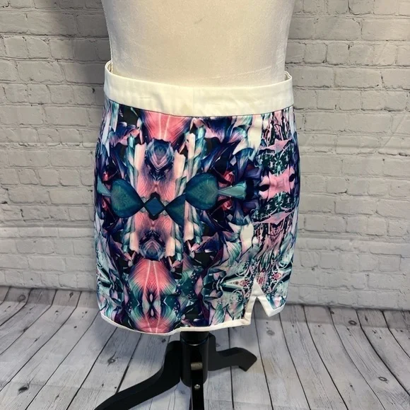 Tobi Short Mini Skirt Abstract Print Front slits PREOWNED/USED - Picture 11 of 14